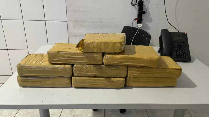 Polícia Militar apreende nove tabletes de maconha e prende trio por tráfico