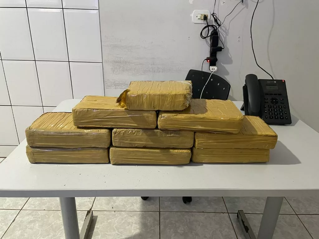 Polícia Militar apreende nove tabletes de maconha e prende trio por tráfico