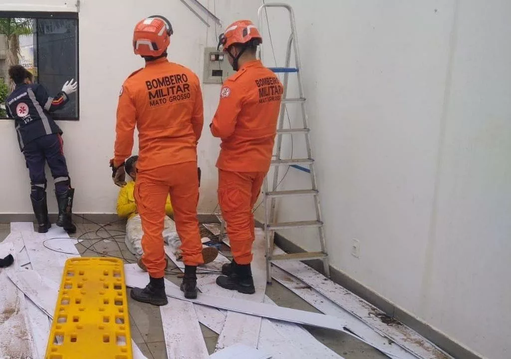 Bombeiros militares socorrem jovem de 17 anos que sofreu descarga elétrica e caiu de escada