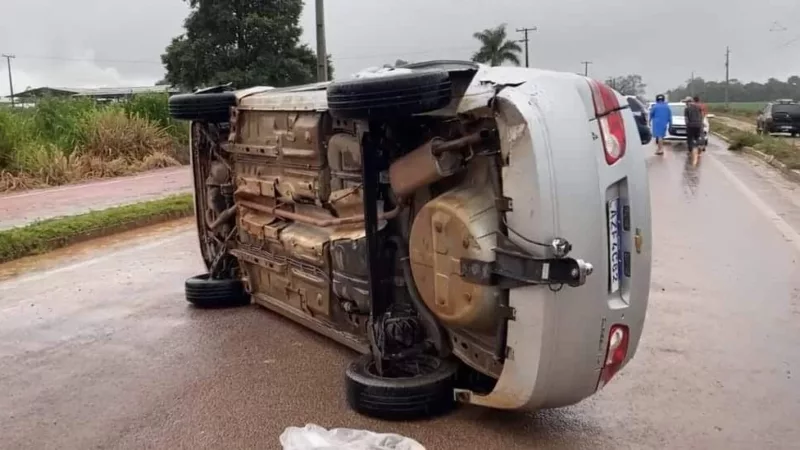 Sinop: condutora desvia de buraco e carro capota em via