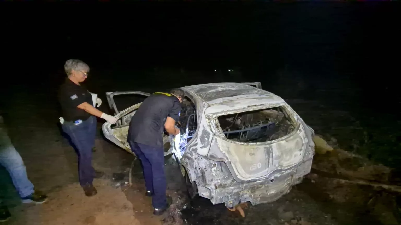 Carro é destruído pelo fogo em Sinop e corpo carbonizado