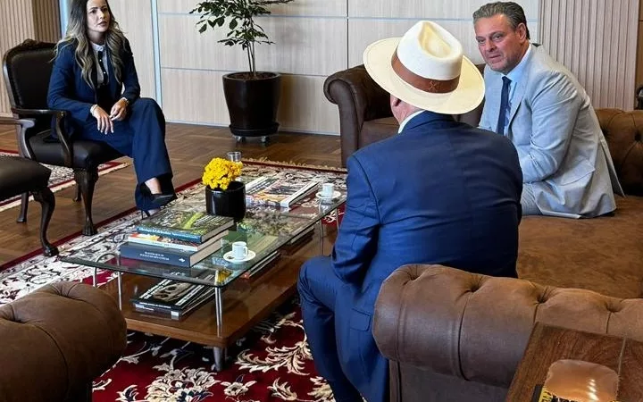 Prefeito articula em Brasília maquinários e construção de casas populares