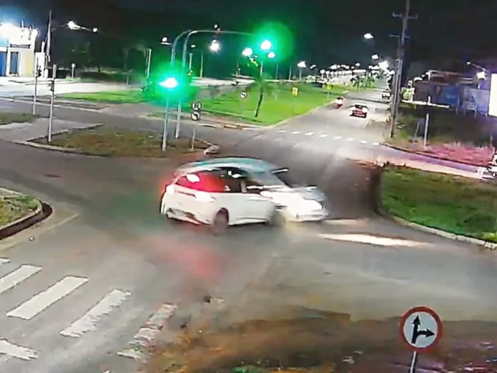 Sinop: condutora bêbada que teria avançado sinal vermelho é presa após colidir com carro