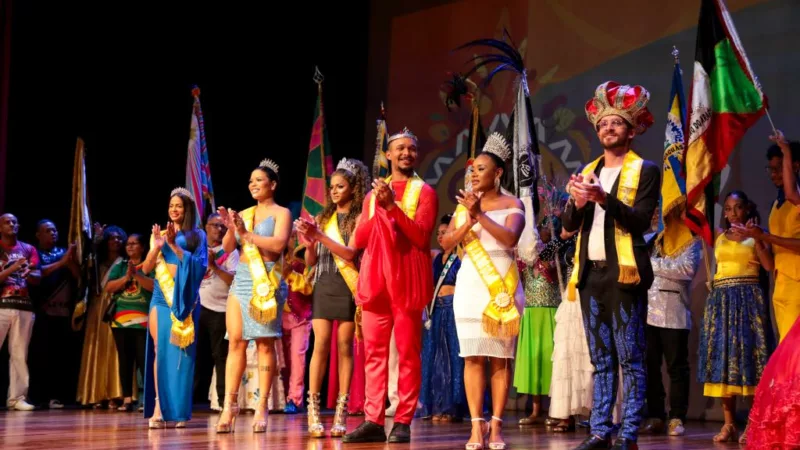 Desfiles das comissões de frente de escolas e blocos marcam lançamento do Carnaval de Cuiabá