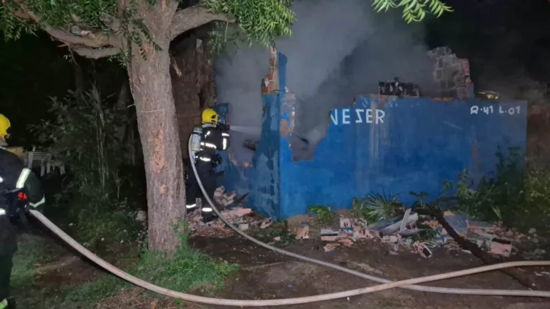 Incêndio destrói residência em Sinop; moradores se unem para conter chamas
