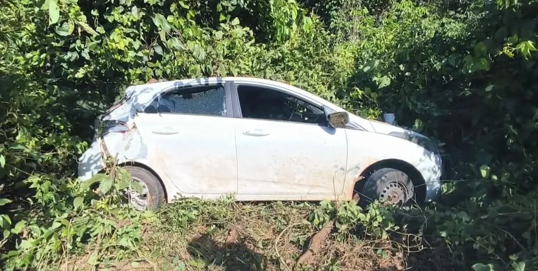 Sinop: condutor perde controle da direção, carro sai de pista e capota em rodovia