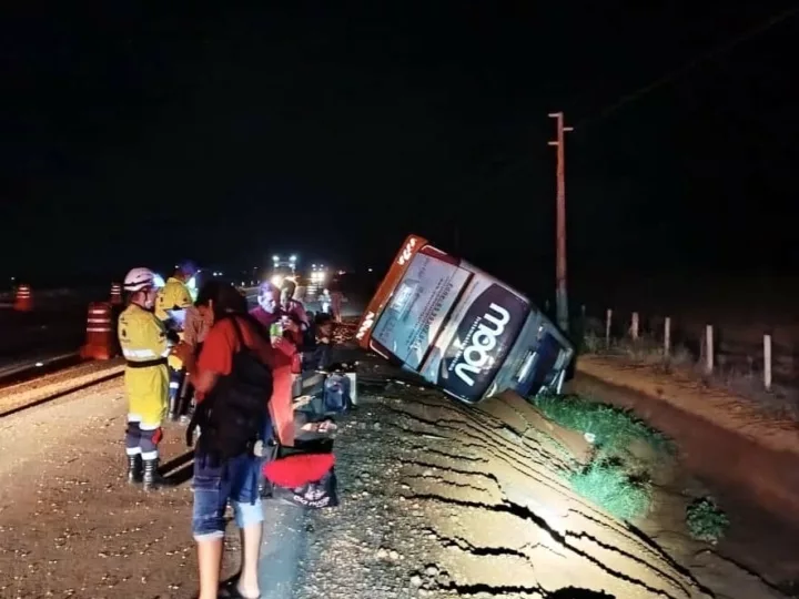 Ônibus com 26 passageiros tomba na BR-163 em Lucas do Rio Verde