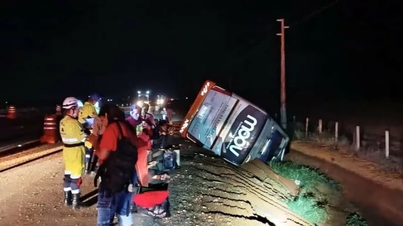 Ônibus com 26 passageiros tomba na BR-163 em Lucas do Rio Verde