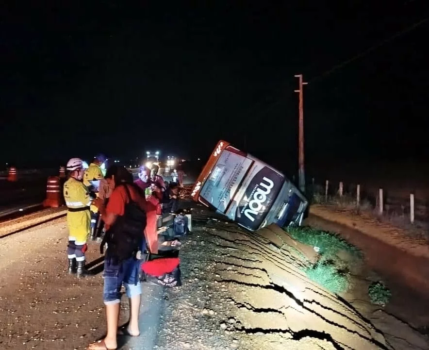 Ônibus com 26 passageiros tomba na BR-163 em Lucas do Rio Verde