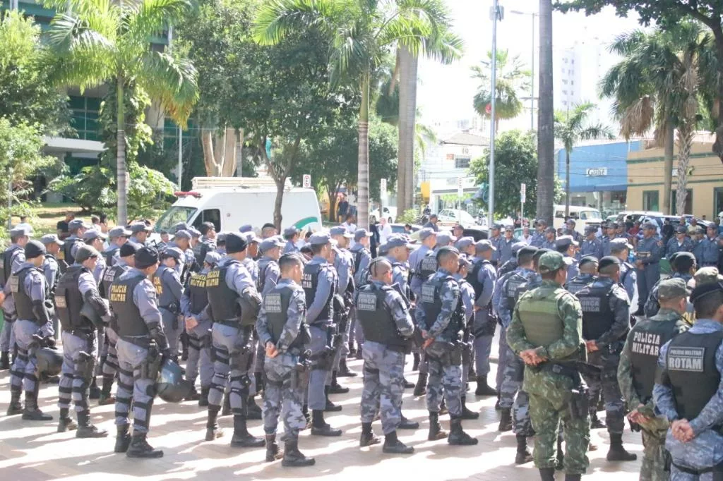 PM prende 41 foragidos da Justiça, recupera 32 veículos e apreende 13 armas de fogo em Cuiabá