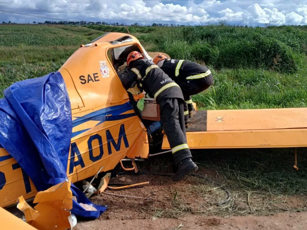 Corpo de Bombeiros realiza desencarceramento de corpo de piloto após queda de aeronave
