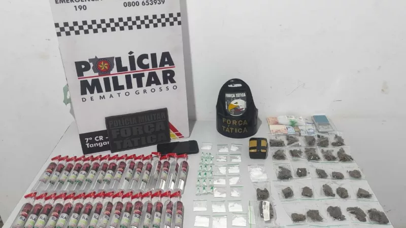 Força Tática prende homem com porções de drogas e frascos de lança-perfume