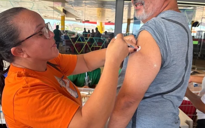 Prefeitura de Sinop realiza vacinação no Super Atacado Machado Vitória Régia neste sábado (14)