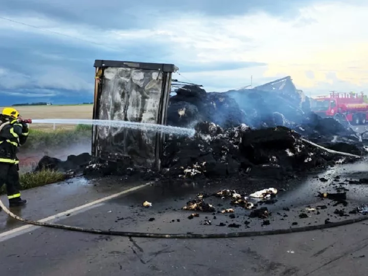 Carreta carregada pega fogo na BR-163 em Nova Mutum
