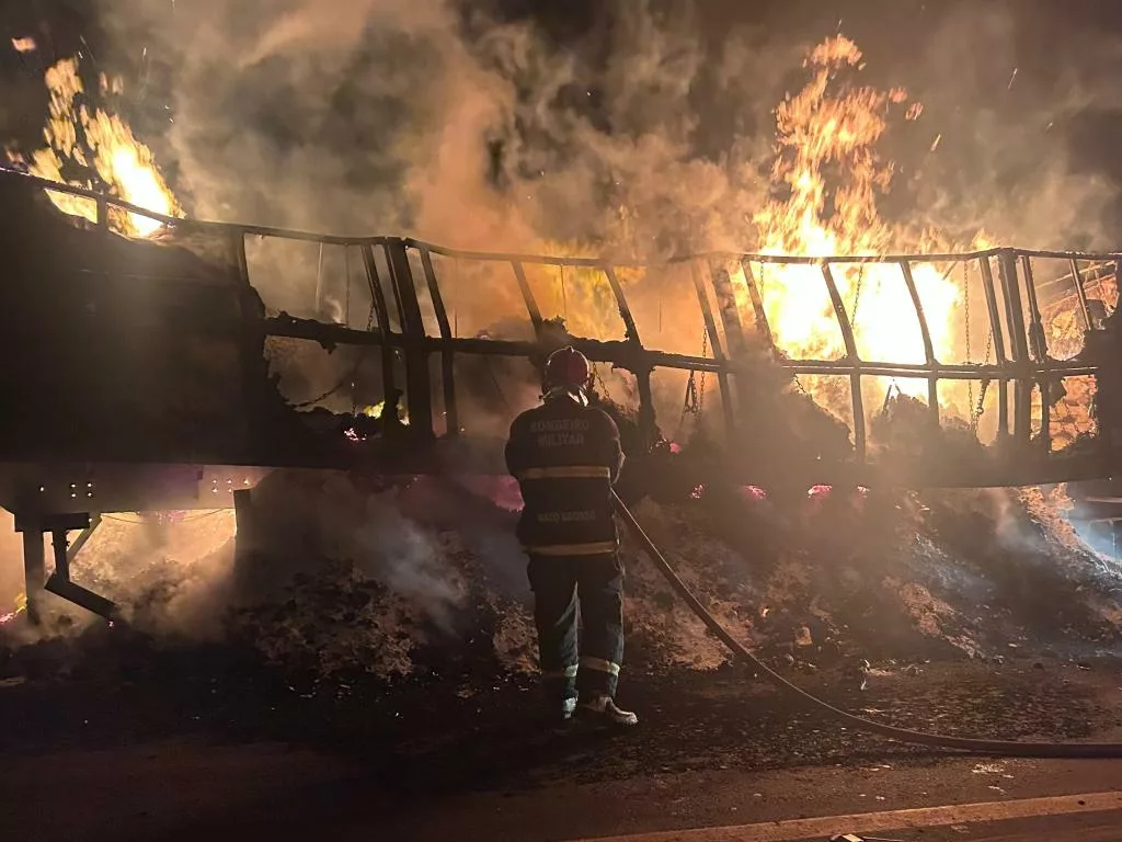 Corpo de Bombeiros combate incêndio em carreta que transportava farinha de trigo