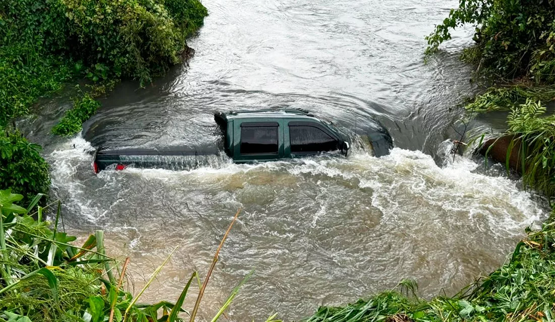 Caminhonete cai em córrego às margens da BR-163 em Sinop