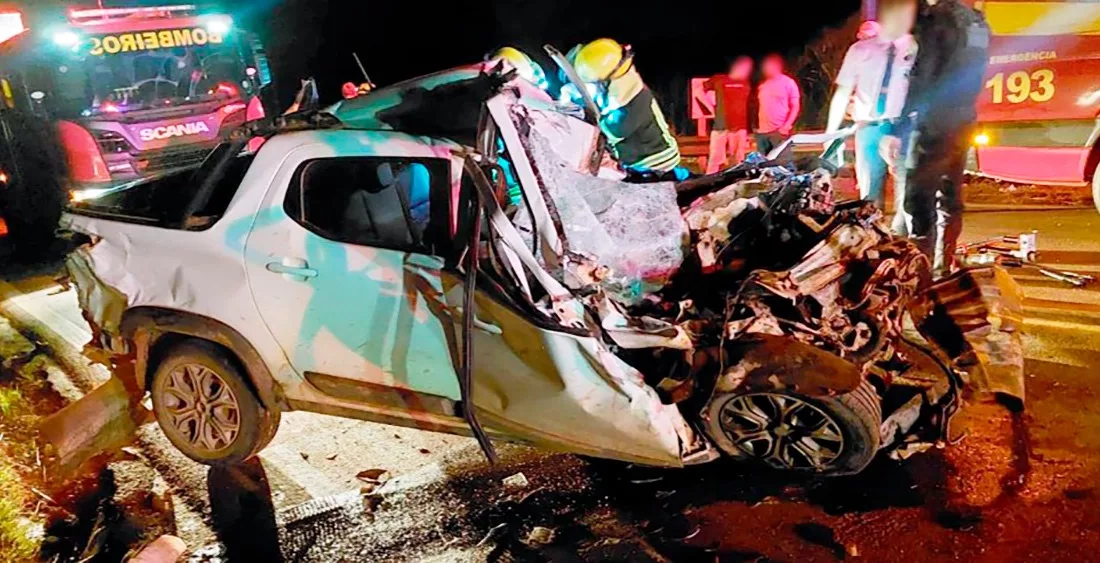 Motorista fica presa às ferragens após dormir ao volante e colidir com carreta no Nortão