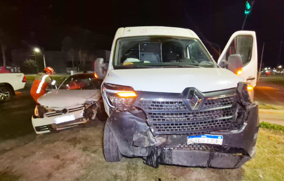 Sinop: condutor bêbado é preso após colisão de carro e furgão; dois feridos