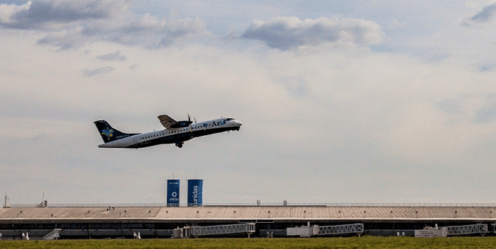 Avião da Azul faz pouso forçado em Mato Grosso e é evacuado; passageiro relata fumaça