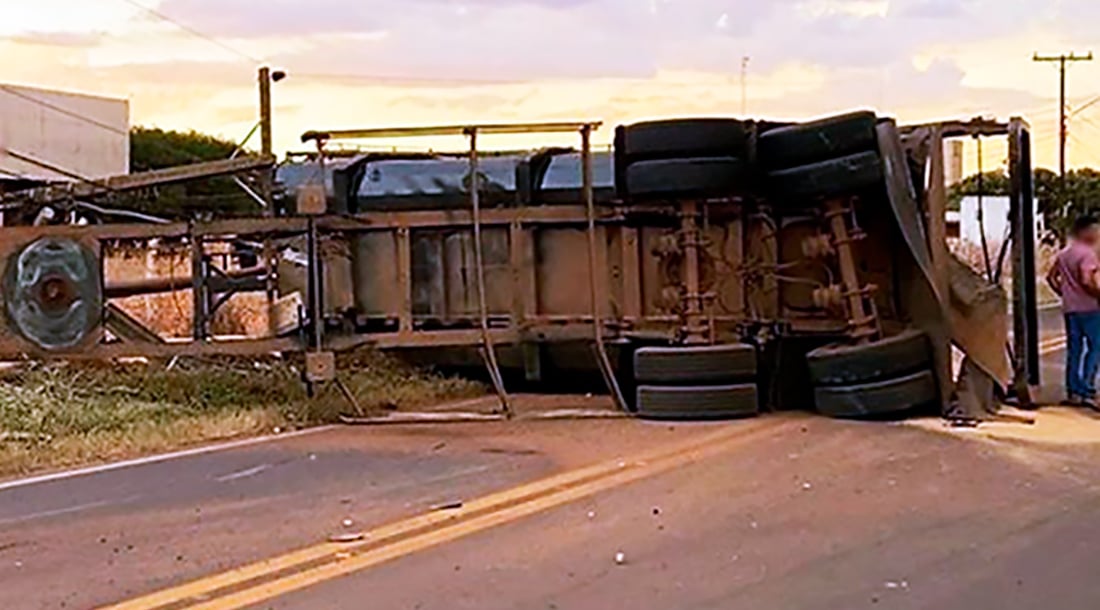 Vagão de carreta tomba após saída de pista e colisão com poste em Nova Mutum
