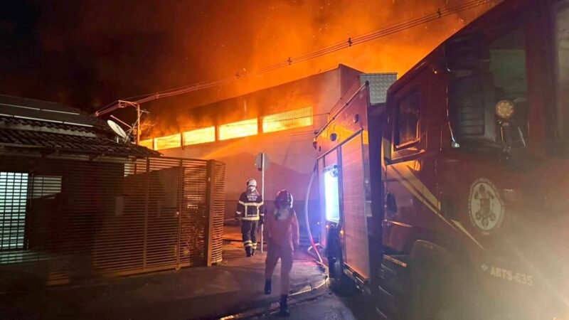 Incêndio de grandes proporções atinge depósito de secretaria em Mato Grosso