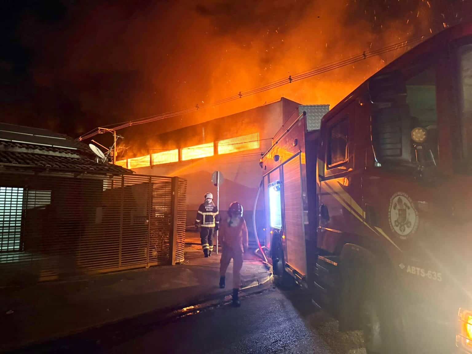 Incêndio de grandes proporções atinge depósito de secretaria em Mato Grosso