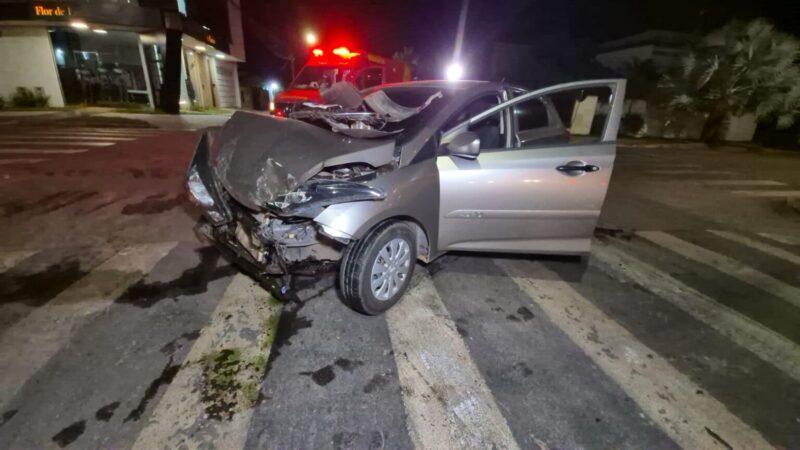 Colisão entre picape e carro deixa mulher ferida em cruzamento no centro de Sinop