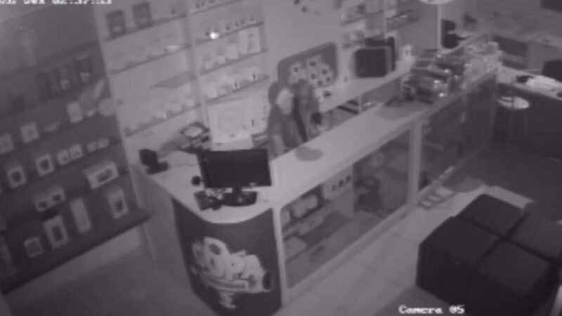 Bandidos invadem loja de celulares e furtam diversos produtos em Sinop