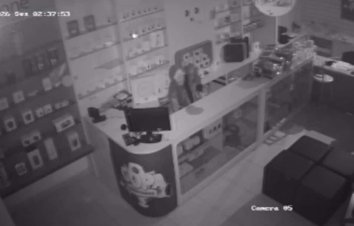 Bandidos invadem loja de celulares e furtam diversos produtos em Sinop