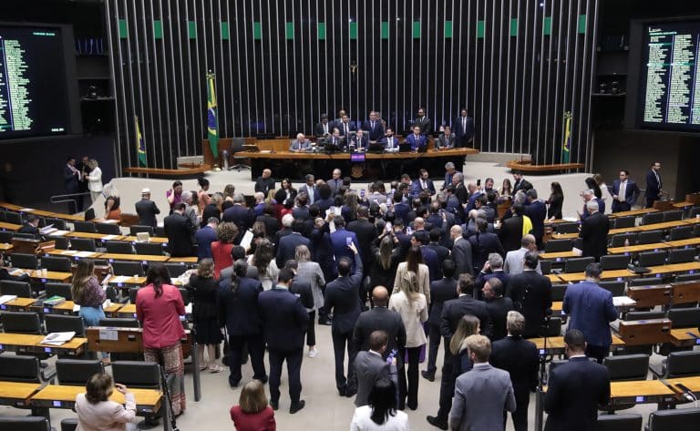 Avança na Câmara dos Deputados projeto para reduzir maioridade penal; mato-grossenses favoráveis
