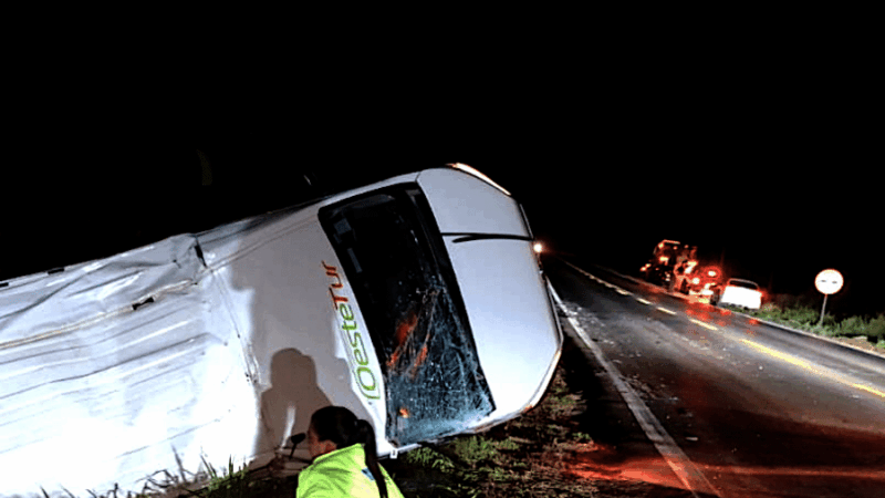 Van com 11 passageiros tomba na BR-163 em Lucas do Rio Verde após acidente envolvendo 2 veículos