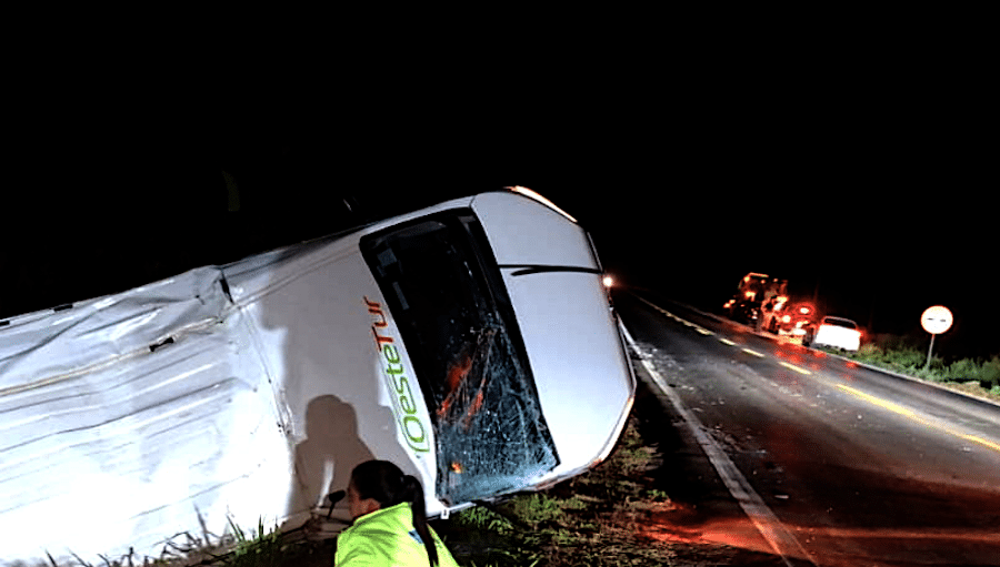 Van com 11 passageiros tomba na BR-163 em Lucas do Rio Verde após acidente envolvendo 2 veículos