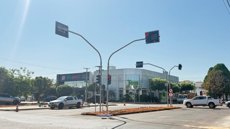 Prefeitura de Sinop coloca em funcionamento semáforo no cruzamento das avenidas das Figueiras e Itaúbas