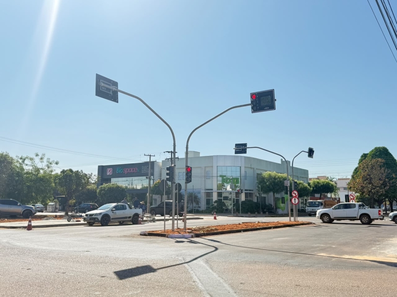 Prefeitura de Sinop coloca em funcionamento semáforo no cruzamento das avenidas das Figueiras e Itaúbas