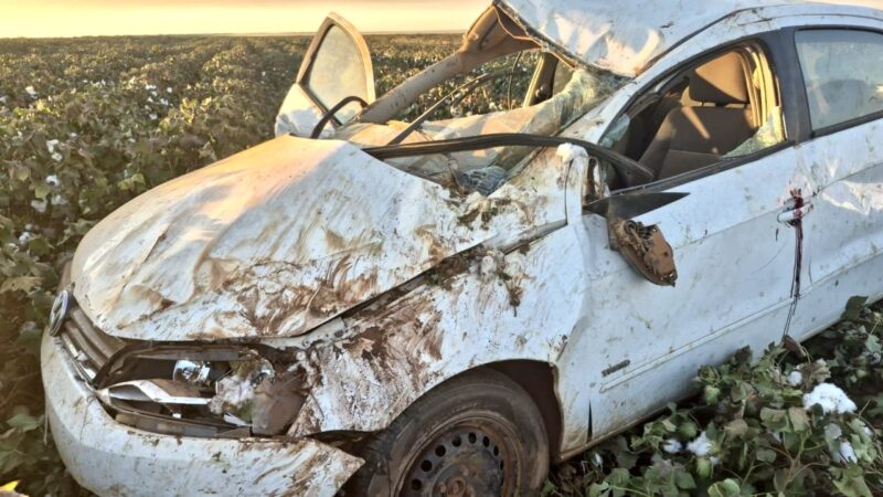 Carro capota em estrada no Nortão e mulher morre; companheiro foge do local