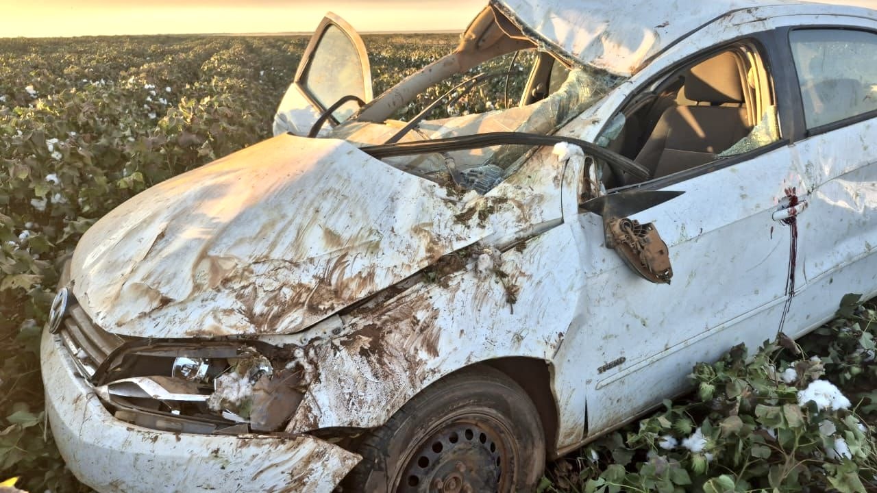 Carro capota em estrada no Nortão e mulher morre; companheiro foge do local