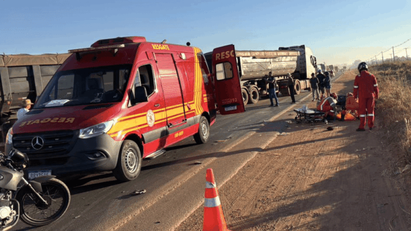 Moto bate em carreta na BR-163 em Sinop; um ferido e tráfego parcialmente interditado