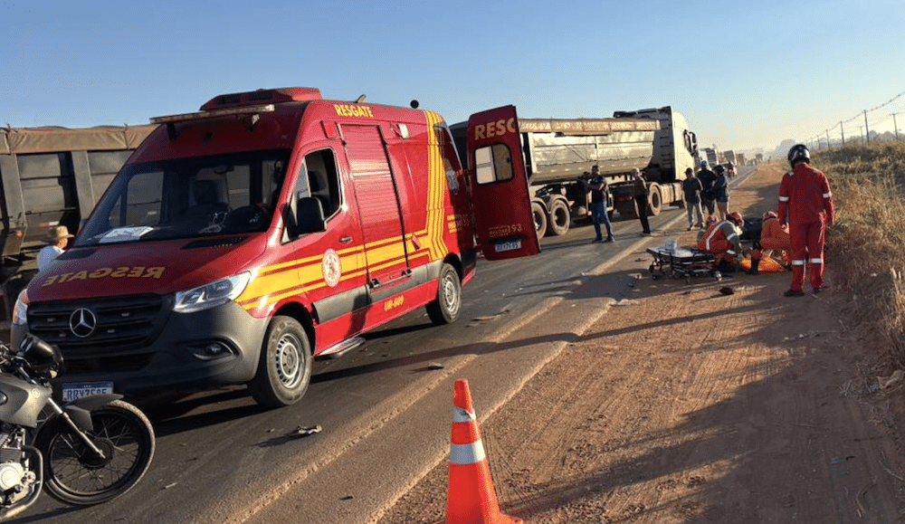 Moto bate em carreta na BR-163 em Sinop; um ferido e tráfego parcialmente interditado