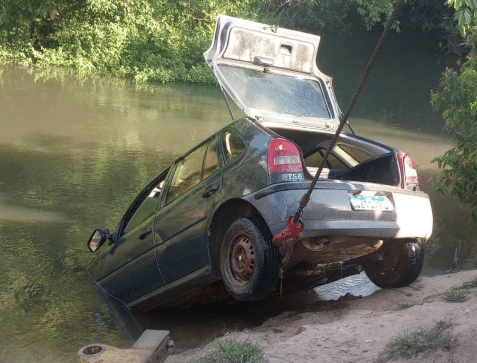 Sinop: carro cai em rio, motorista consegue sair e é resgatado em estado de choque