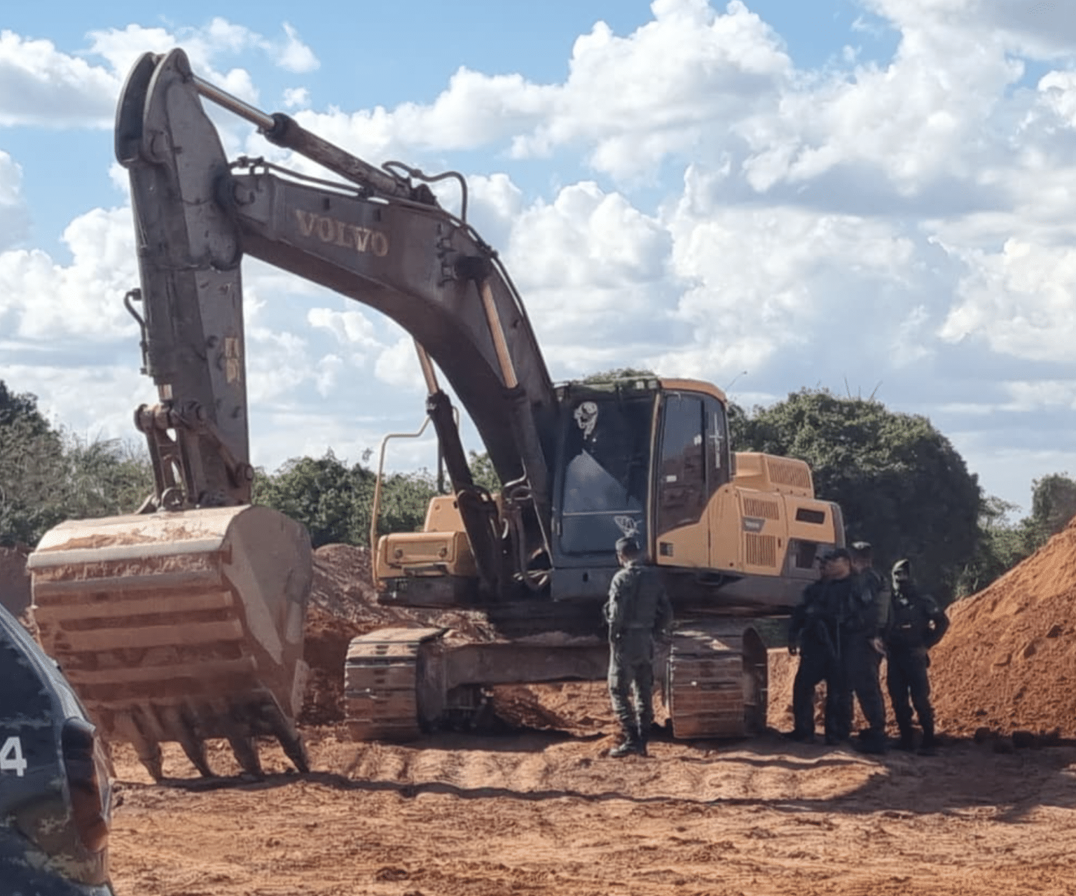 Polícia apreende escavadeira em garimpo irregular e prende homem por ameaça em Mato Grosso