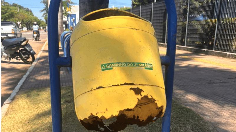 Sinop: lixeiras no centro estão caindo aos pedaços à espera de reparos da prefeitura