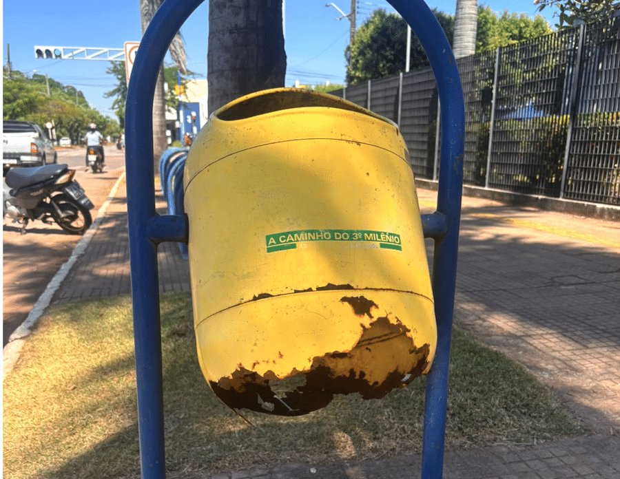 Sinop: lixeiras no centro estão caindo aos pedaços à espera de reparos da prefeitura