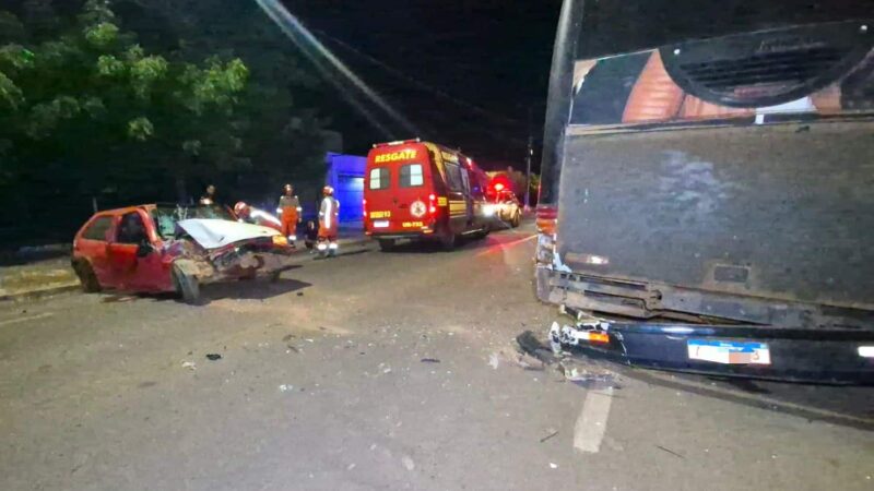 Mulher morre após carro colidir em ônibus estacionado em Sinop; motorista bêbado é preso