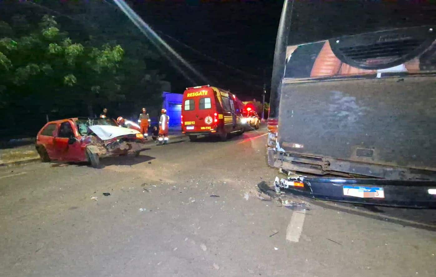 Mulher morre após carro colidir em ônibus estacionado em Sinop; motorista bêbado é preso