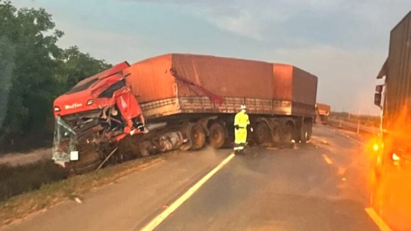 Colisão entre três carretas deixa um ferido na BR-163 em Sorriso