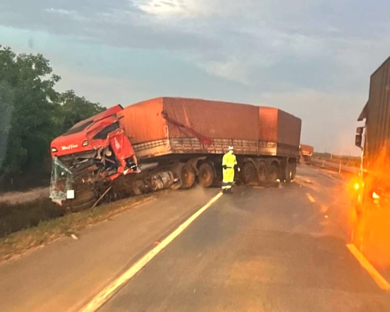 Colisão entre três carretas deixa um ferido na BR-163 em Sorriso