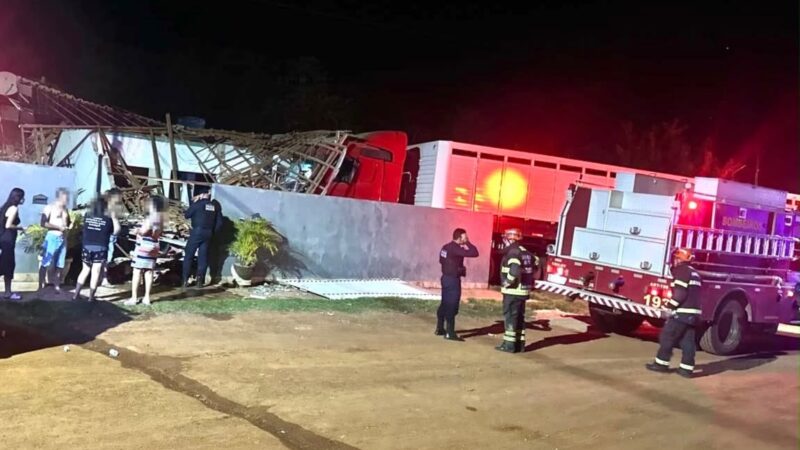 Carreta invade residência e deixa mulher presa sob escombros em Mato Grosso