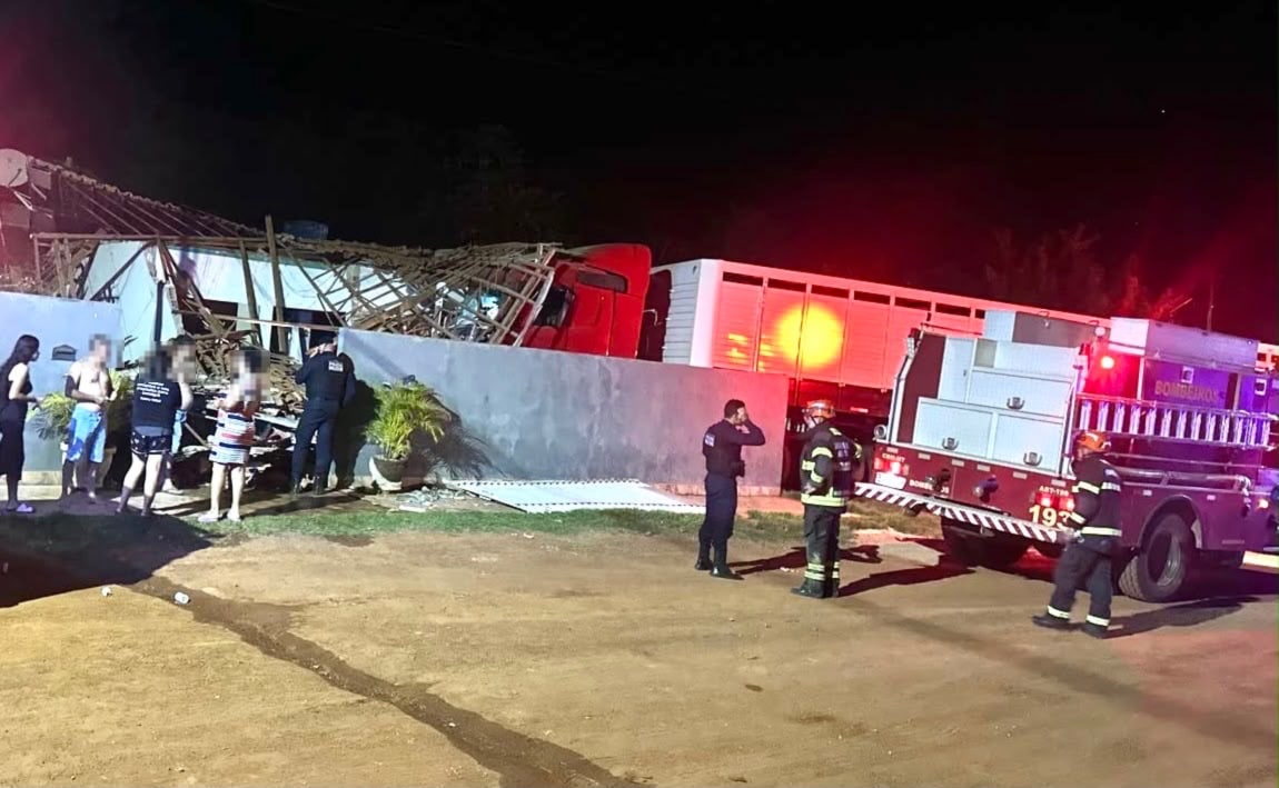 Carreta invade residência e deixa mulher presa sob escombros em Mato Grosso