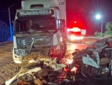 Jovem morre preso às ferragens em colisão frontal entre carro e carreta na BR-364 em MT