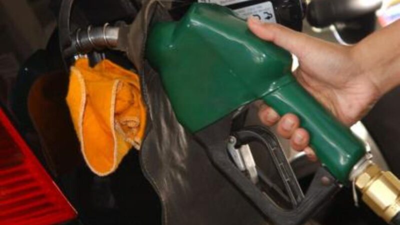 Governo prorroga por 30 dias subsídio de R$ 0,44 por litro da gasolina